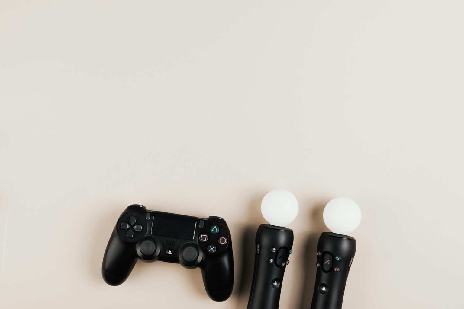 A clip-on gaming controller attached to a smartphone showing console-style analog sticks and triggers