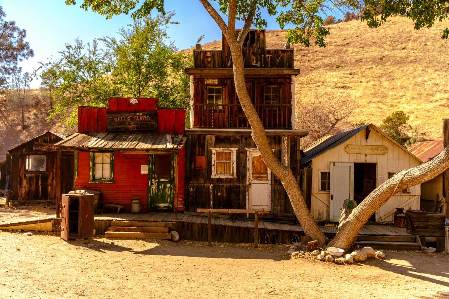 Abandoned western ghost town representing the decline of Red Dead Online