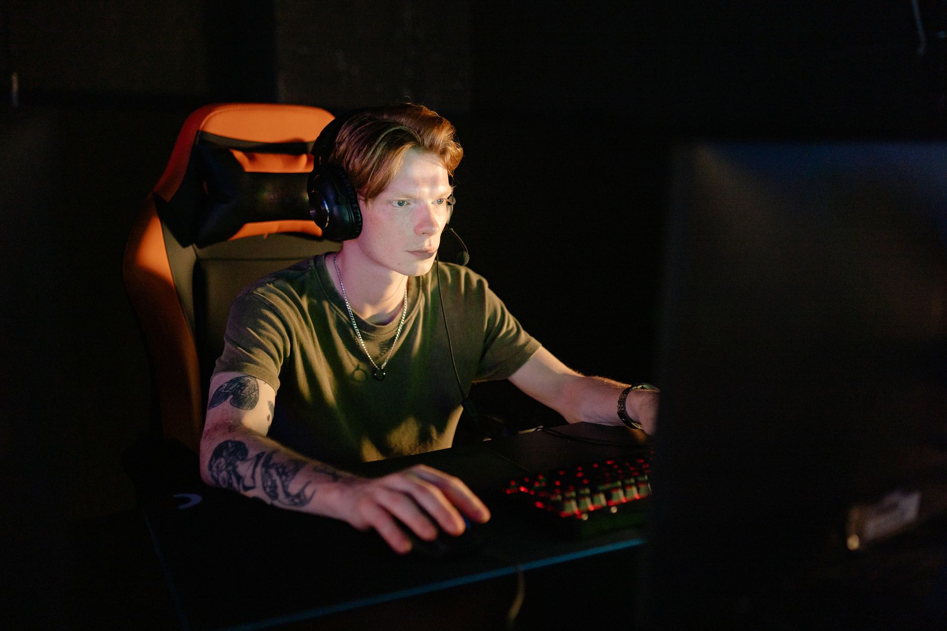 A person playing a video game, illustrating the community returning to older Tekken titles